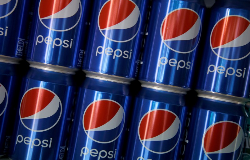 © Reuters. Cans of Pepsi are displayed at the Roland Garros stadium in Paris