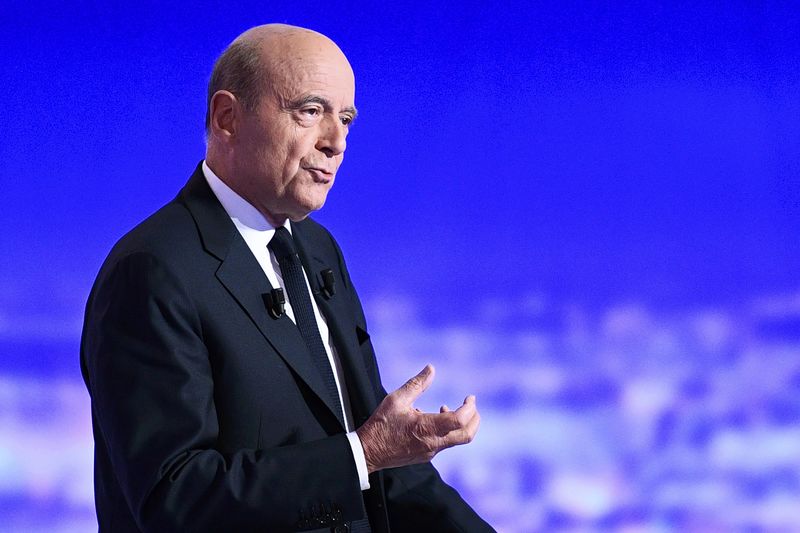 © Reuters. French politician Alain Juppe attends the first prime-time televised debate for the French conservative presidential primary in La Plaine Saint-Denis, near Paris