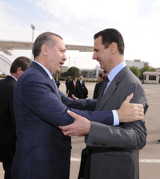© Reuters. Syria's President Bashar al-Assad welcomes Turkey's Prime Minister Tayyip Erdogan at Damascus airport