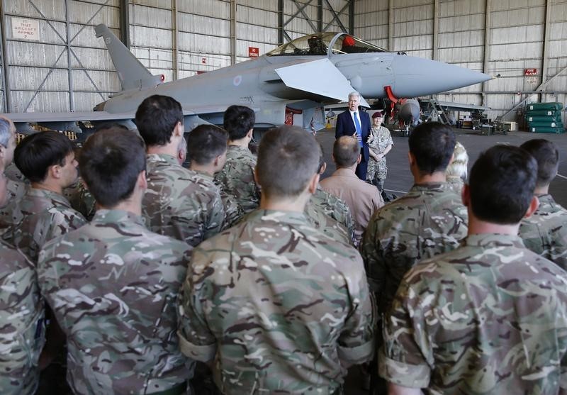 © Reuters. Britain's Secretary of State for Defense Michael Fallon speak to British Royal Air Force personnel in front of a Typhoon during a visit to RAF Akrotiri in southern Cyprus