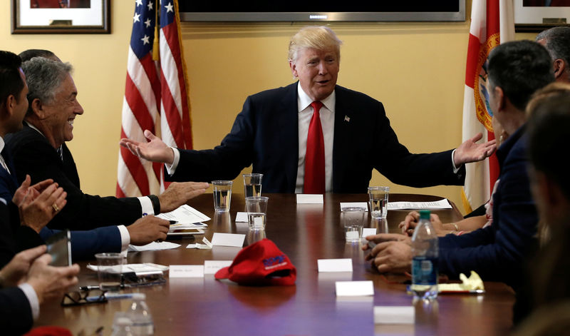 © Reuters. Republican U.S. presidential nominee Donald Trump meets with local small business leaders before a campaign rally in West Palm Beach