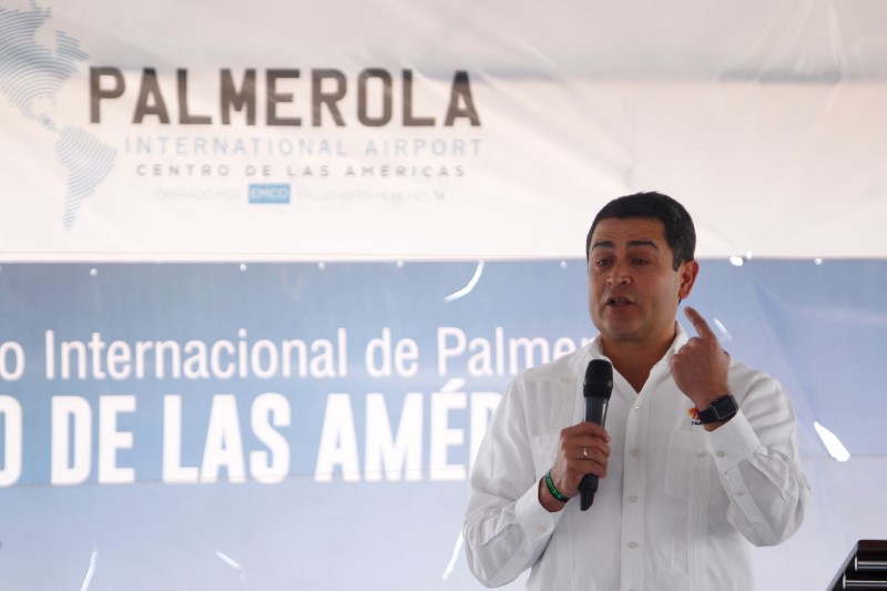 © Reuters. Honduran President Juan Orlando Hernandez delivers a speech during a ceremony to announce a new international airport at Palmerola Air Base in Comayagua, Honduras