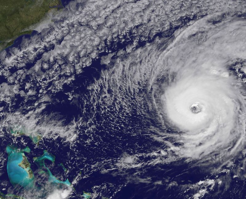 © Reuters. المركز الوطني الأمريكي للأعاصير: تراجع شدة الإعصار نيكول