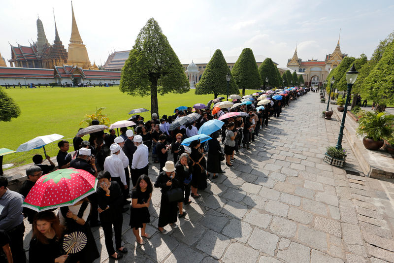 © Reuters. Mourners line up to enter Grand Palace to pay respect to Thailand's late King Bhumibol Adulyadej in Bangkok