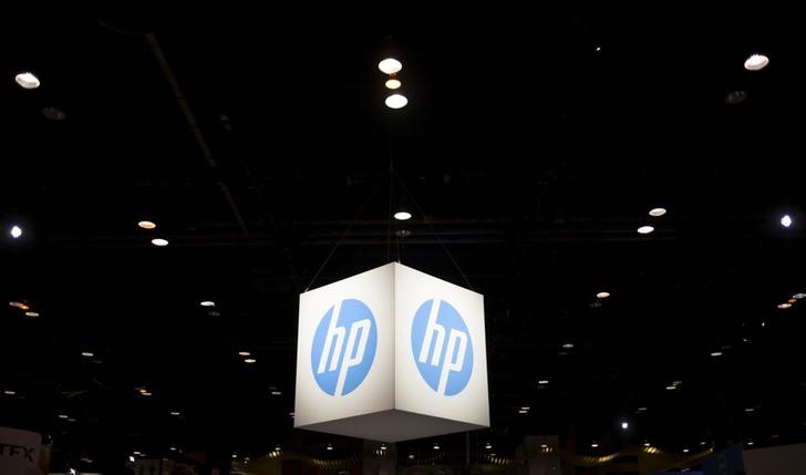 © Reuters. Логотип (HP) на технологической конференции в Чикаго