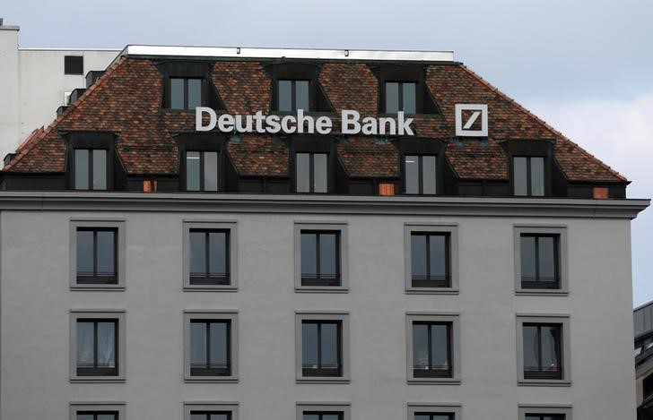 © Reuters. Логотип Deutsche Bank в Женеве