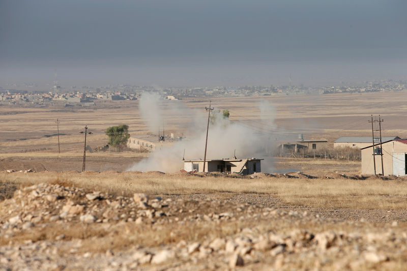 © Reuters. Smoke rises from clashes in the east of Mosul during clashes with Islamic State militants