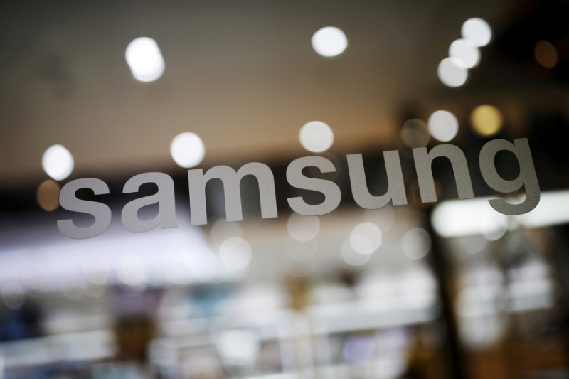 © Reuters. A file photo shows the logo of Samsung Electronic at its headquarters in Seoul