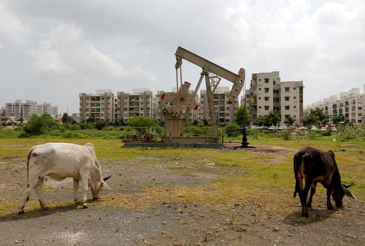 © Reuters. Станок-качалка на нефтяной скважине компании Oil and Natural Gas Corp (ONGC) в окрестностях индийского города Ахмедабад