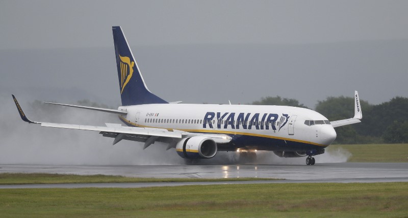 © Reuters. A Ryanair aircraft lands at Manchester Airport in Manchester