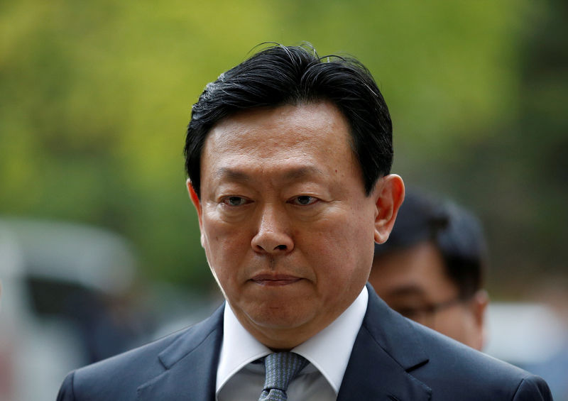 © Reuters. File photo of Lotte Group chairman Shin Dong-bin arriving at a court in Seoul