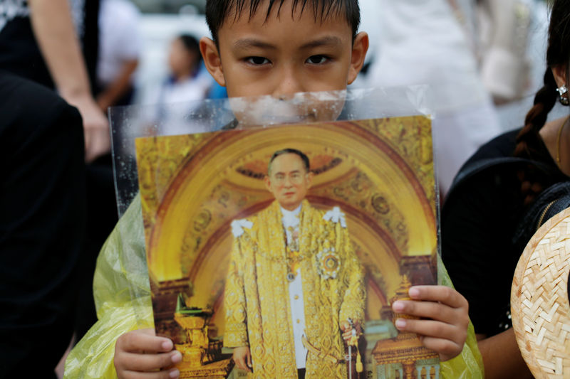 © Reuters. Tailandia no cambiará la hoja de ruta democrática tras la muerte del rey