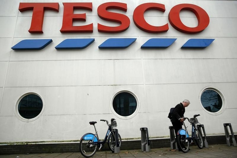 © Reuters. TESCO AUGMENTE SA PART DE MARCHÉ POUR LA PREMIÈRE FOIS DEPUIS 2011