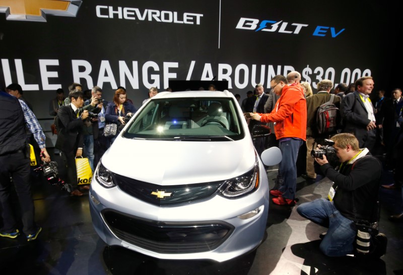 © Reuters. Journalists look over the 2017 Chevrolet Bolt EV after it is unveiled during a General Motors keynote address at the 2016 CES trade show in Las Vegas