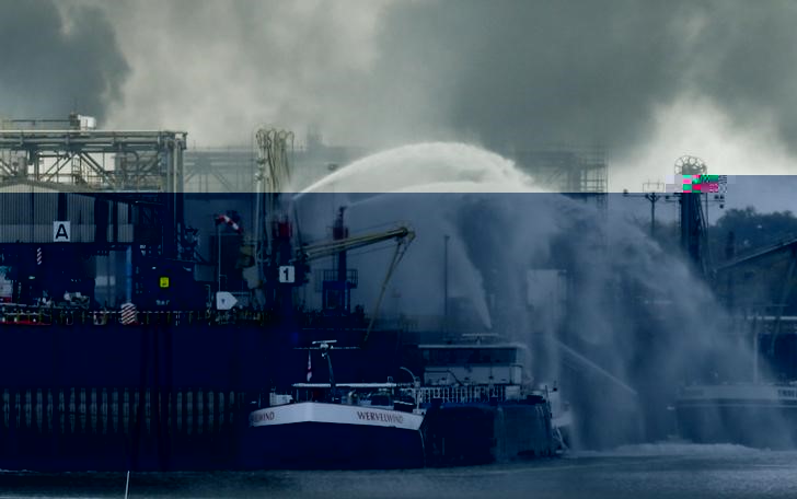 © Reuters. Firefighters try to extinguish fire at the factory of chemicals giant BASF in Ludwigshafen