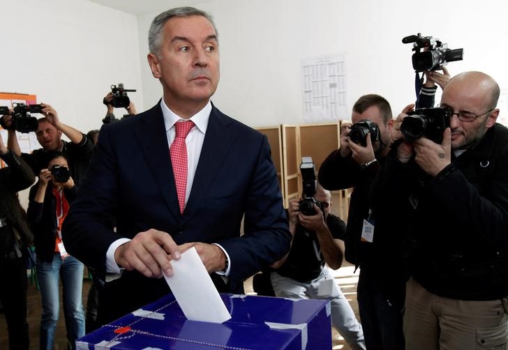 © Reuters. Montenegrin Prime Minister and leader of ruling Democratic Party of Socialists, Milo Djukanovic, casts his ballot at a polling station in Podgorica