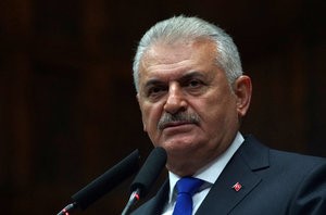 © Reuters. Turkey's Prime Minister Binali Yildirim addresses members of parliament from his ruling AK Party during a meeting at the Turkish parliament in Ankara