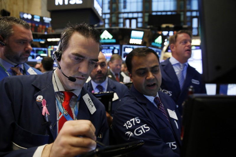 © Reuters. Traders work on the floor of the NYSE