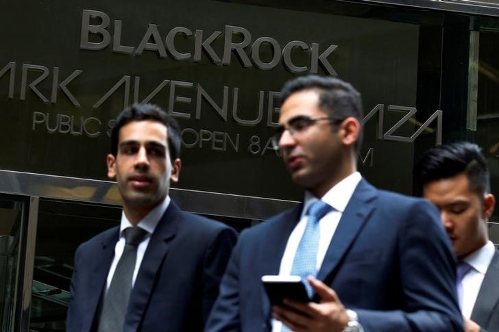 © Reuters. Men exit the the BlackRock offices in New York