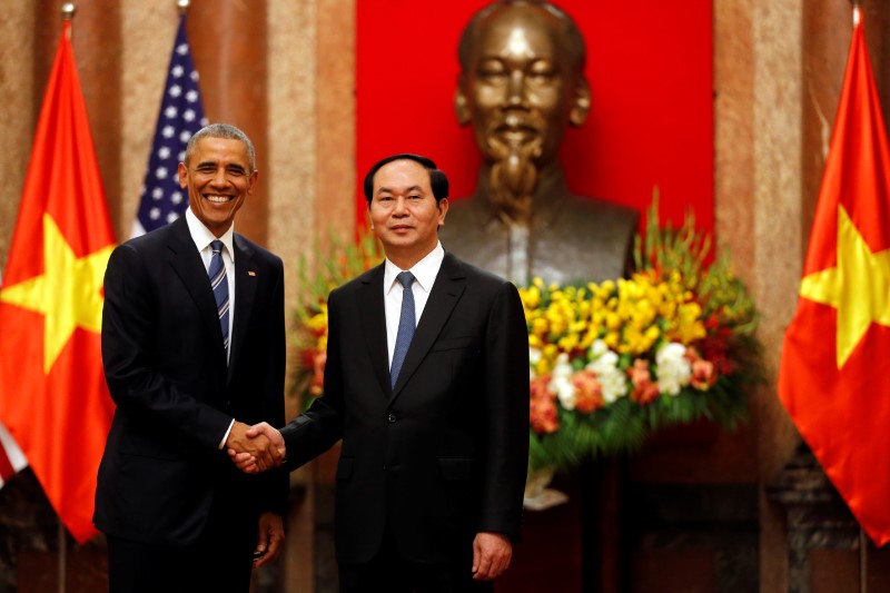 © Reuters. U.S. President Barack Obama shakes hands with Vietnam's President Tran Dai Quang after an arrival ceremony at the presidential palace in Hanoi, Vietnam