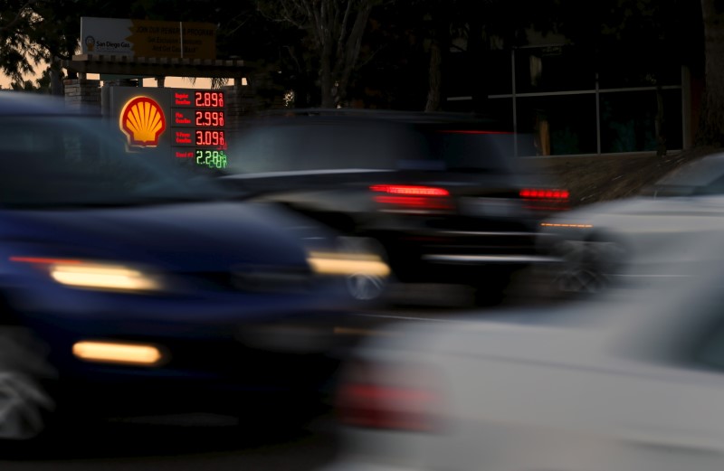 © Reuters. A Shell gas station is shown in Encinitas, California