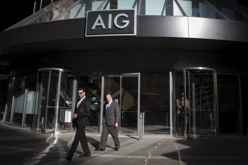© Reuters. People exit the AIG building in New York's financial district