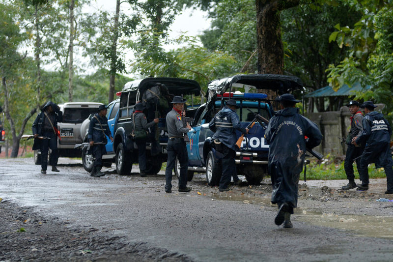 © Reuters. Police forces prepare to patrol in Maungdaw township at Rakhine state