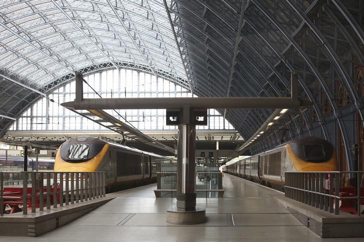 © Reuters. Eurostar trains wait at St Pancras international station in London