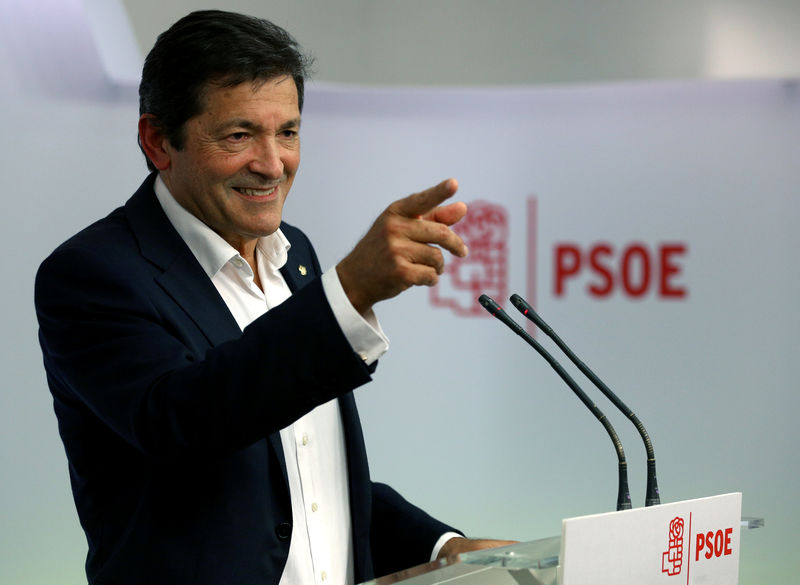 © Reuters. Fernandez, chairman of Spain's Socialist Party interim management commission, gestures during a news conference in Madrid