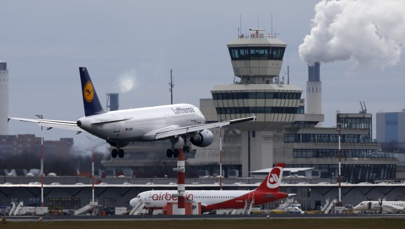 © Reuters. A German carrier Lufthansa aircraft lands at Tegel airport in Berlin