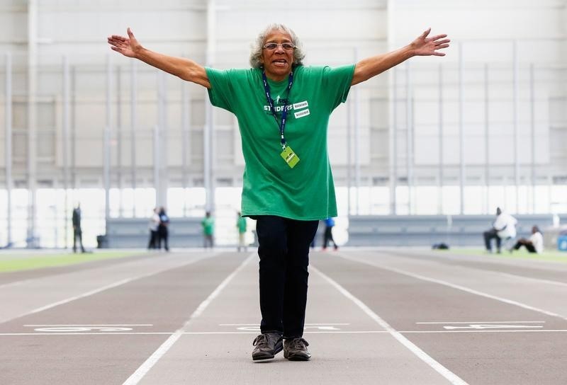 © Reuters. Ann Bing, 82, celebrates crossing the finish line during the track and field porting of the Brooklyn Senior Games at Ocean Breeze  Athletic Complex in the Staten Island borough of New York