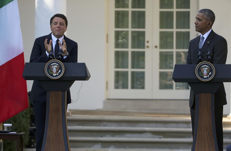 © Reuters. U.S. President Obama and Italian Prime Minister Renzi hold joint news conference at the White House in Washington