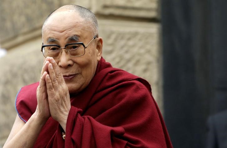 © Reuters. Tibet's exiled spiritual leader the Dalai Lama gestures during his visit in Prague