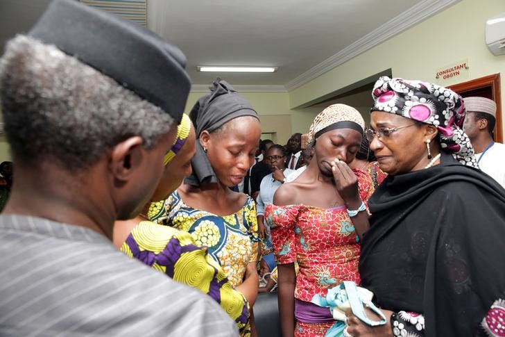 © Reuters. Some of the 21 Chibok school girls released are seen during a meeting with Nigeria's Vice President Yemi Osinbajo in Abuja, Nigeria