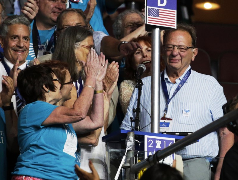 © Reuters. Larry Sanders casts a vote during the Democratic National Convention in Philadelphia