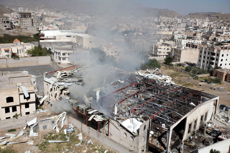 © Reuters. Smoke rises from community hall where Saudi-led warplanes struck funeral in Sanaa, the capital of Yemen