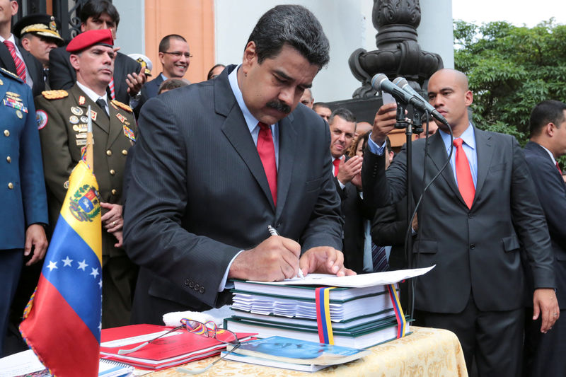 © Reuters. Venezuela's President Nicolas Maduro attends a ceremony to sign off the 2017 national budget in Caracas