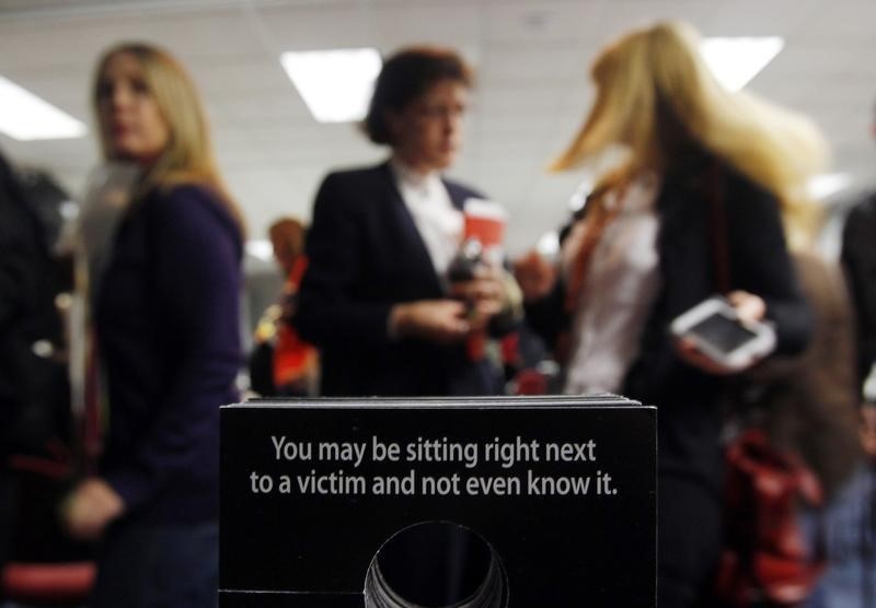 © Reuters. Airline personnel attend a training session in Dallas