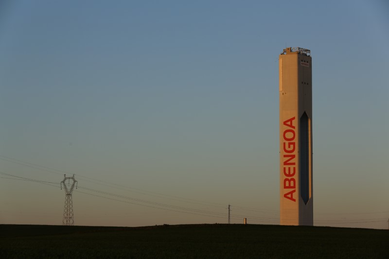 © Reuters. A tower belonging to the Abengoa solar plant is seen at the "Solucar" solar park in Sanlucar la Mayor, southern Spain
