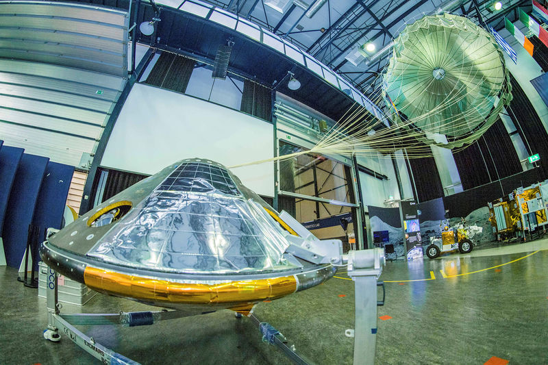 © Reuters. A full-size model of the European ExoMars entry, descent and landing module, Schiaparelli