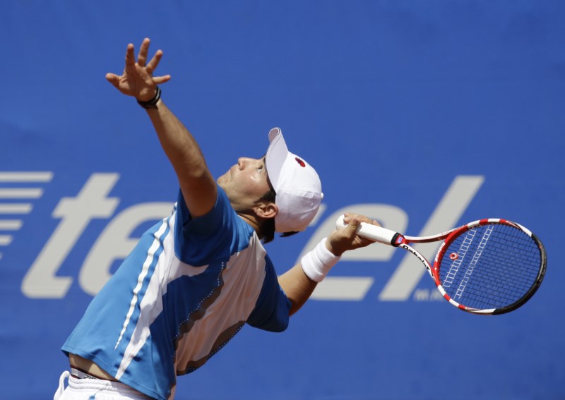 © Reuters. File photo of Garza of Mexico serving to Kubot of Poland during their men's singles match at the Acapulco International Mexican Open tennis tournament