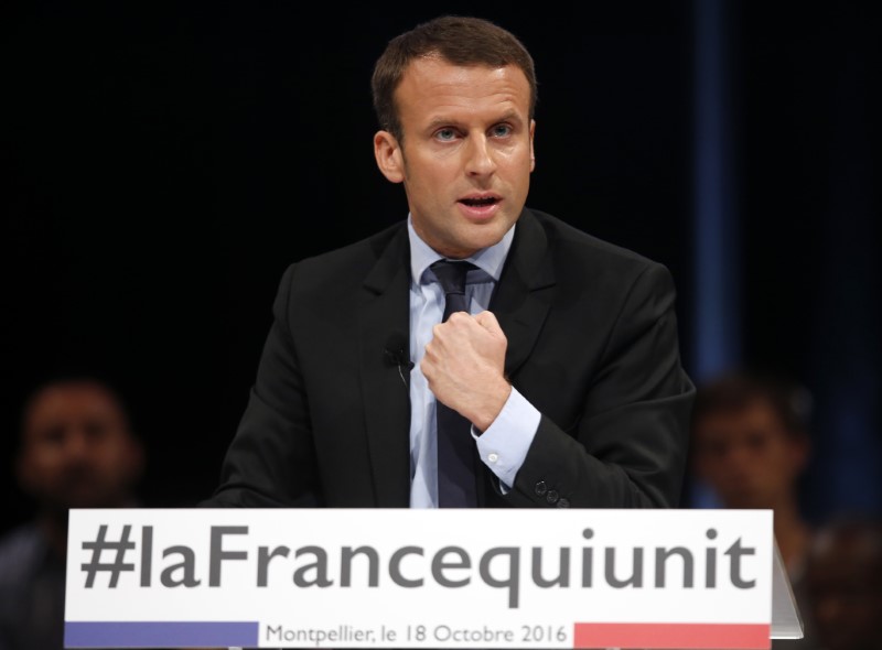 © Reuters. ماكرون يوضح رؤيته بشأن الإسلام في فرنسا ويلمح مجددا إلى طموحه السياسي