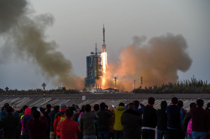 © Reuters. Shenzhou-11 manned spacecraft carrying astronauts Jing Haipeng and Chen Dong blasts off from the launchpad in Jiuquan