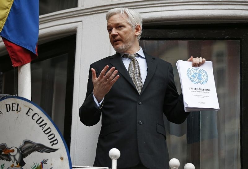 © Reuters. WikiLeaks founder Julian Assange makes a speech from the balcony of the Ecuadorian Embassy, in central London
