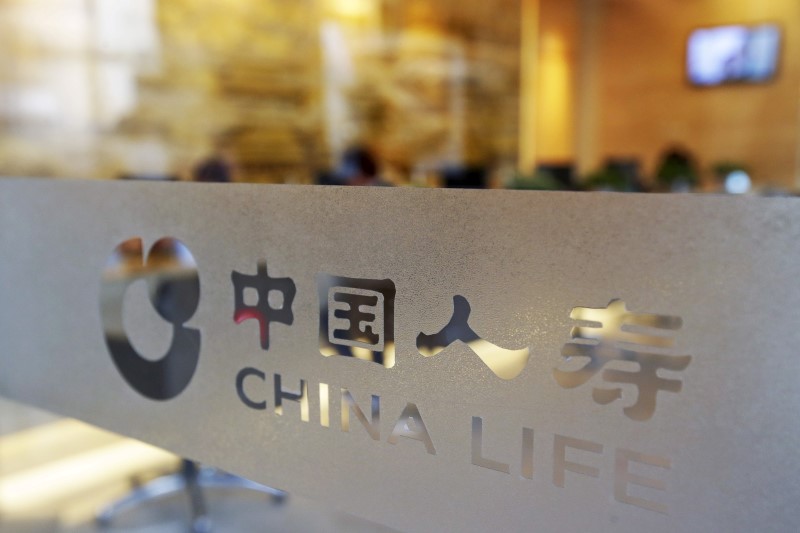 © Reuters. Logo of China Life insurance is seen on a door at its branch in Beijing