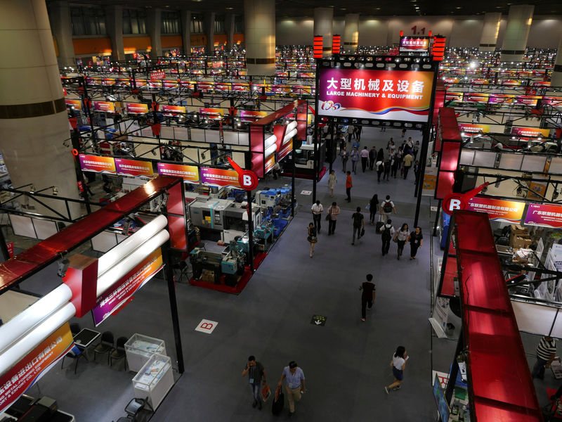 © Reuters. A general view of one of the exhibition halls at China Import and Export Fair in Guangzhou