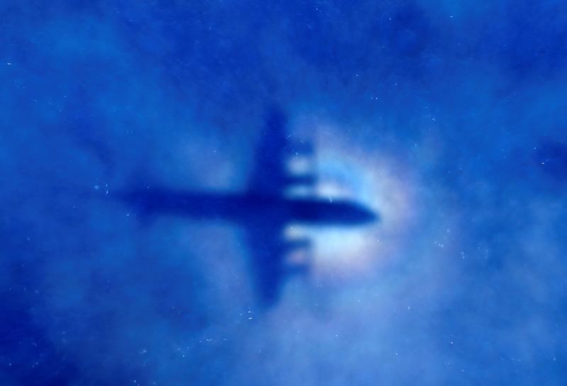 © Reuters. The shadow of a Royal New Zealand Air Force (RNZAF) P3 Orion maritime search aircraft can be seen on low-level clouds as it flies over the southern Indian Ocean looking for missing Malaysian Airlines flight MH370