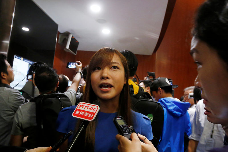 © Reuters. Legislator-elect Yau Wai-ching speaks to reporters outside the chamber after pro-Beijing lawmakers staged a walk-out to stall her swearing-in at the Legislative Council in Hong Kong