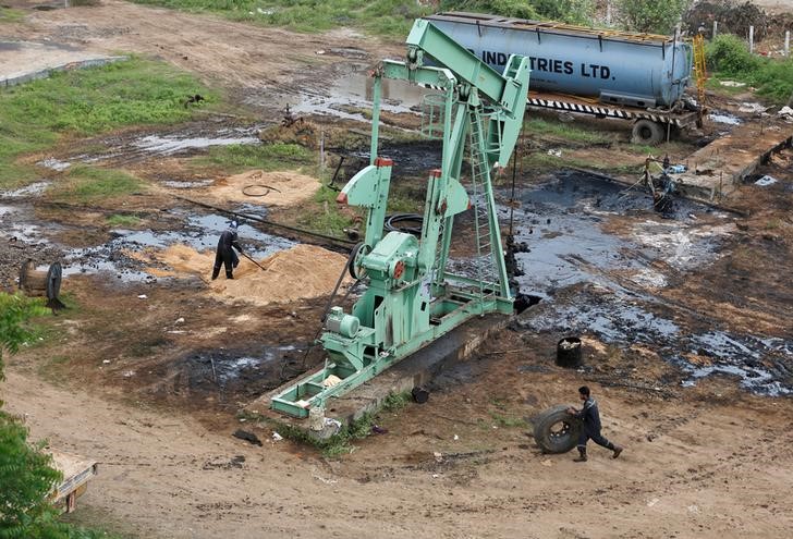 © Reuters. Станок-качалка на нефтяном месторождении компании ONGC рядом с индийским городом Ахмедабад