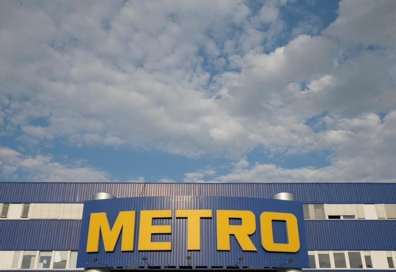 © Reuters. Logo of German retailer Metro is seen on its cash and carry store in Kiev